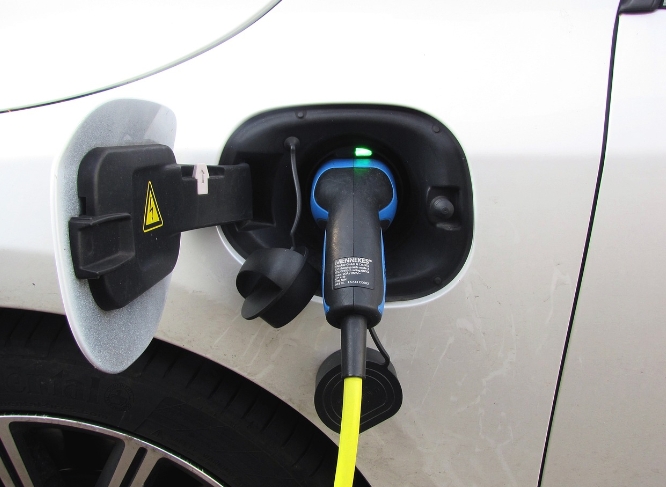 <b>開發(fā)新能源電動(dòng)車共享充電樁小程序作為創(chuàng)業(yè)項(xiàng)目，前景如何？</b>